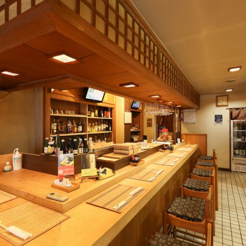 8席あるカウンターは、おひとり様でも気兼ねなく過ごせる居心地の良い空間です。店主との会話も楽しめます。