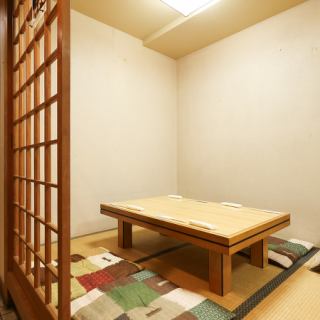 小上がり席は最大10名様まで着席可能で、会社のご宴会や仲間との集まりに最適です。手作りおばんざいを囲んで盛り上がりましょう。