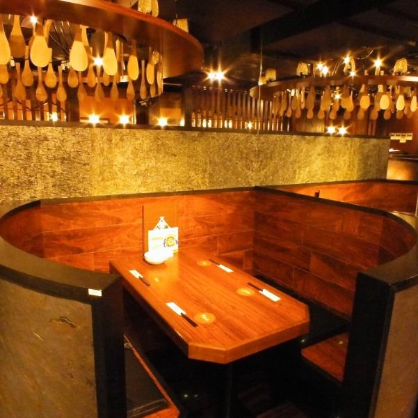 Calm space ♪ Healing with the warmth of wood.The seat in the photo is a semi-private room! It's a very popular seat for small groups, such as drinking parties with friends and joint parties.