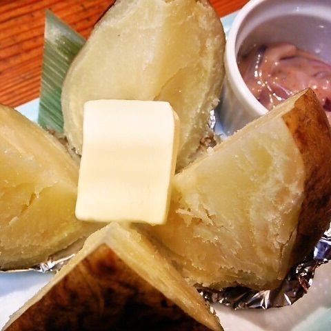 Teppan DE! Potatoes topped with butter and salted fish