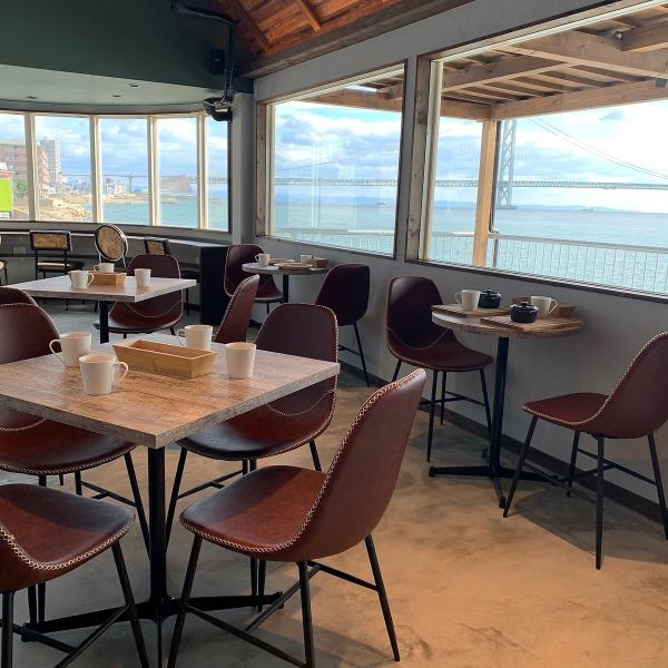 大きな窓から明石海峡を望むカフェスペース。広々とした店内からは、綺麗な景色が一望出来ます◎