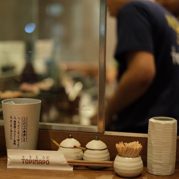 オープンキッチンの落ち着いた店内は、現実を忘れ、お料理や会話を目一杯お楽しみいただけます♪普段使いやデートで使えるカウンターはもちろん、皆様でお使いいただけるテーブル席もあるので女子会やご宴会でもご利用いただけます！