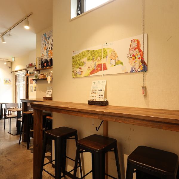 夜になると落ち着いた大人の空間へと表情を変えます。カウンター席の目の前にはタイのビールやリキュールが並び、本格的なバーのような雰囲気に。お仕事帰りのサク飲みや、一人でゆっくり考え事をしたい夜に最適な特等席です。心地よい音楽に包まれながら、至福の一杯をお楽しみください。