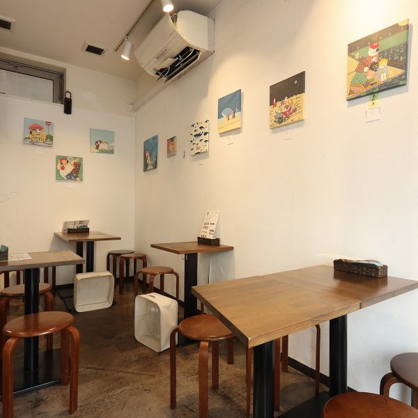 木の温もりを活かしたインテリアで統一された店内は、アットホームで居心地の良さが自慢の空間です。テーブル席は、気心知れた友人との食事や女子会、カジュアルなデートにぴったり。壁に飾られた現地の雑貨やアートが、さりげない異国情緒を演出します。ゆったりとした配置で、会話に花を咲かせるのに最適です。