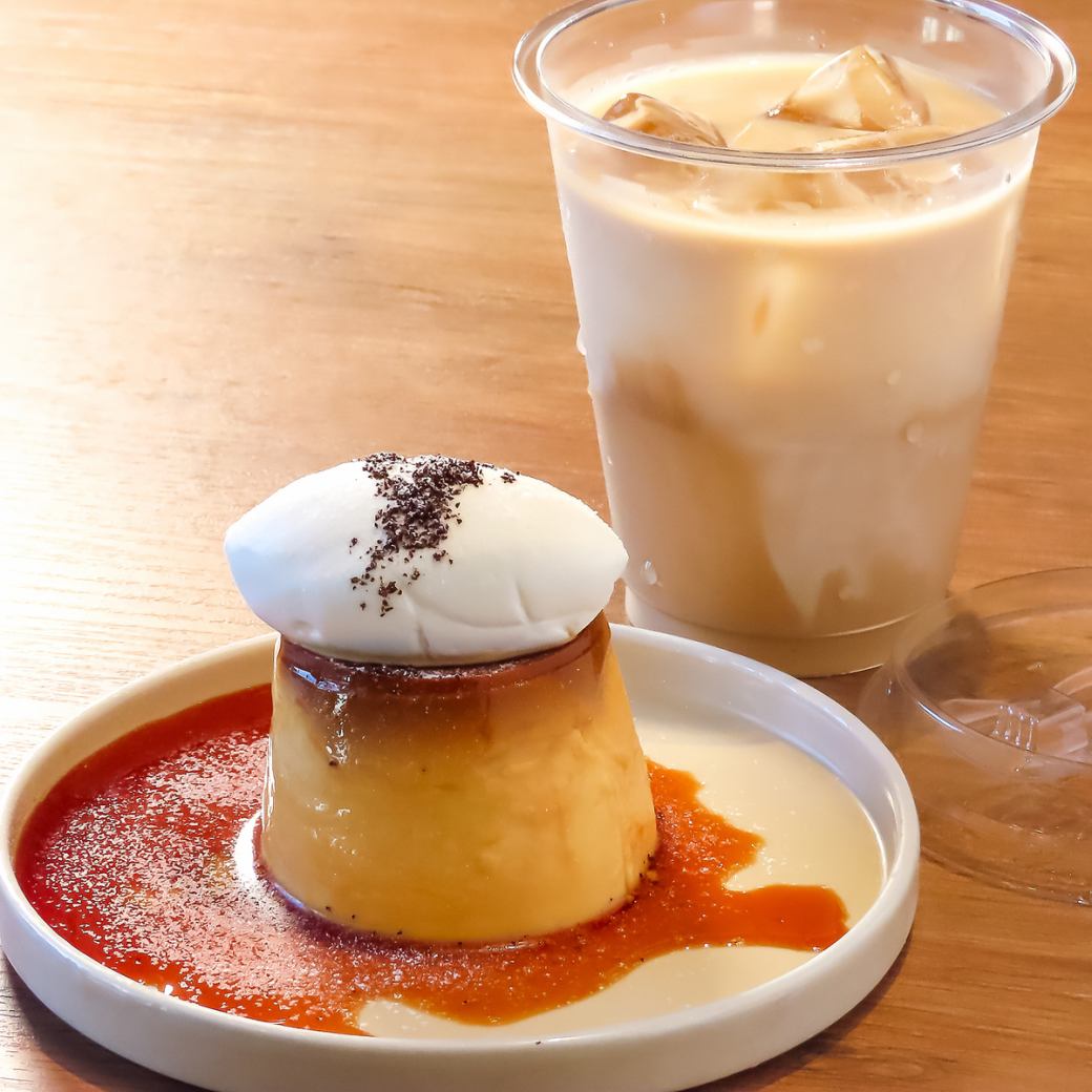 落ち着いた店内でドリンクやお料理をご堪能ください。