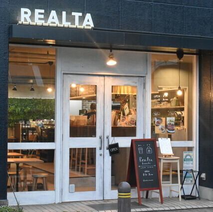 【浜町駅前のおしゃれなカフェ】外観は白とネイビーを基調としており、スタイリッシュな佇まい◎お先にレジでご注文・お会計をお願いいたします。番号札をお渡ししますので、呼ばれましたらカウンターよりお料理をお受け取りください。