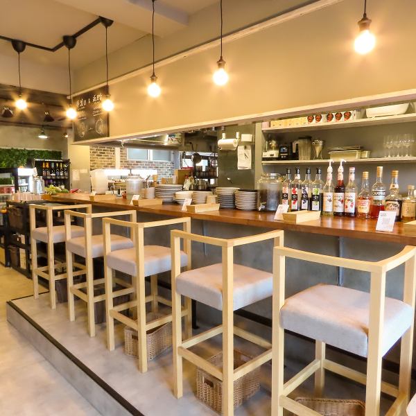 【お一人様大歓迎!】カウンター席をご用意しておりますので、お気軽にお越しください♪お席はテーブルとカウンターで23席ご用意しております。お一人様はもちろん、女子会やデートなど様々なシチュエーションでご利用いただけます☆