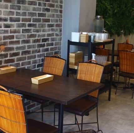 4名様掛けのテーブル席をご用意しております♪ご家族やご友人とのランチやお食事、グループでのご利用に最適です◎落ち着いた雰囲気の店内で、ゆったりと会話を楽しみながらお食事をご堪能ください。