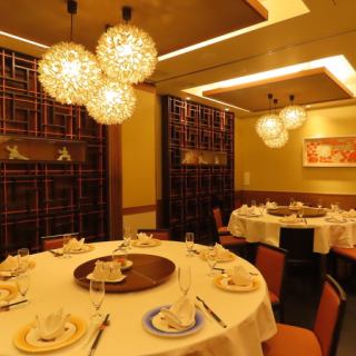 完全個室は、12名様用の2つの個室を繋げれば最大24名様のご宴会が可能。館内を彩る美術品の数々をお食事とともにお楽しみください。 ※高窓にて常に換気しております。