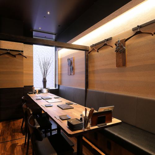 <p>Spacious table seats can accommodate up to 20 people! Please use it for lunch, banquets, welcome parties, farewell parties, and various other dinner parties.</p>