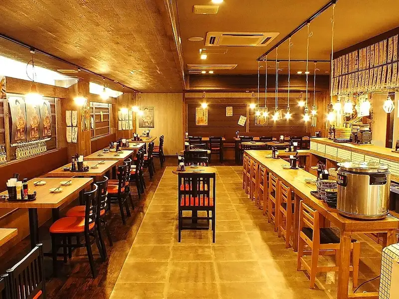 見晴らしが良く活気あふれる店内で、名物の大なべを囲みませんか?30名様から最大60名様までの貸切予約も承っております。飲み会やご宴会には、ご満足いただけること間違いなしのぴったりなコースのご予約がおすすめです。ご料金などについてはいつでもお気軽に当店までご相談ください。皆様のご来店をお待ちしております。