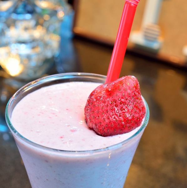 お酒のイチゴスムージー800円