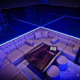 In the VIP private rooms you can enjoy karaoke, shisha, games and more.The interior is stylish and the colour of the wall lights can be changed, making it the perfect room for a party!