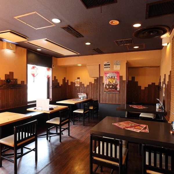 6階からの絶景を眺めながら食事ができる特別な場所です♪新宿靖国通りを見下ろし、煌びやかな夜景が広がります。友達や同僚と共に、素敵な夜を過ごすには最適な空間です。また、大人数や中規模での宴会シーンなどにも最適です！宴会は4名～最大80名まで収容可能◎テーブル配置も人数次第で対応します！