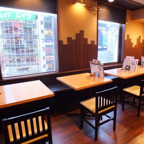 夜景の見える広々テーブル席