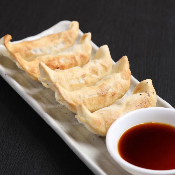 【焼き餃子】出来立て熱々ジューシー！お酒との相性が抜群です♪