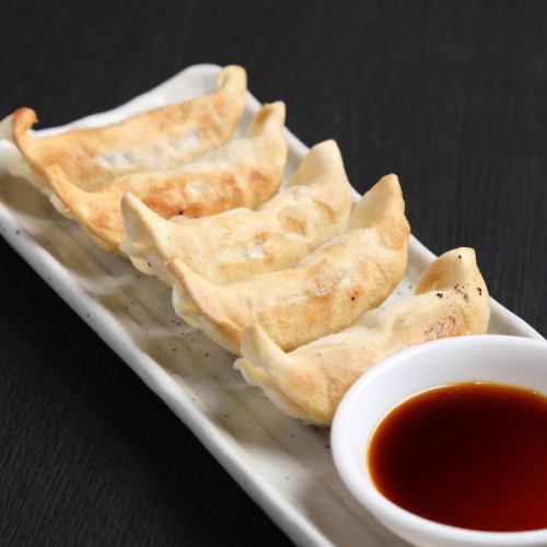 【焼き餃子】出来立て熱々ジューシー！お酒との相性が抜群です♪