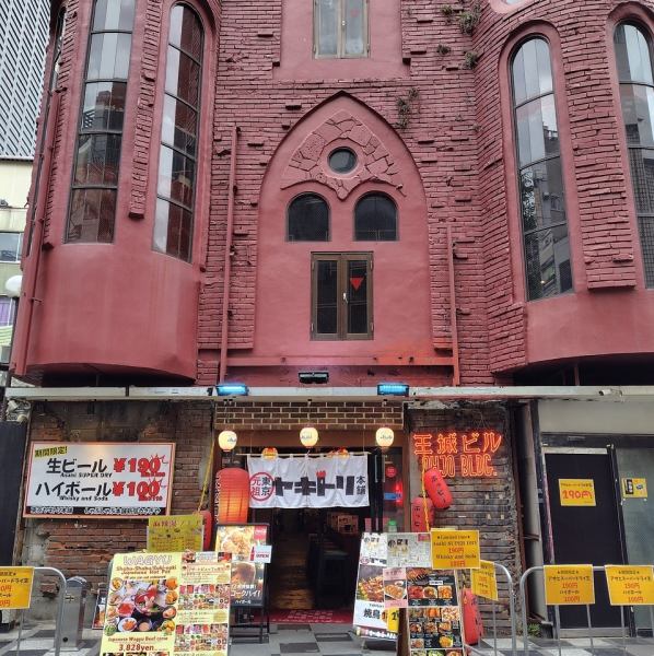 歌舞伎町のど真ん中にある、お城のビル特別な場所です♪友達や同僚と共に、素敵な夜を過ごすには最適な空間です。また、大人数や中規模での宴会シーンなどにも最適です！宴会は4名～最大80名まで収容可能◎テーブル配置も人数次第で対応します！