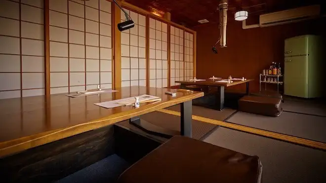 【2F】最大6名様までご利用頂ける事前予約制の座敷個室を2室ご用意。2室繋げると最大12名様までご利用可能で、ドリンク飲み放題の冷蔵庫も完備しておりますので、忘年会や新年会等の各種宴会や、ご家族・ご友人とのお食事にピッタリです。12名様以上でのご利用をご希望の場合もお電話にてご相談承ります。