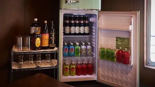 自助式酒吧,您可以自由选择自己喜欢的酒精饮料。