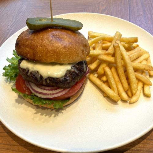■和牛バーガー　グリエールチーズ＆トリュフアイオリ