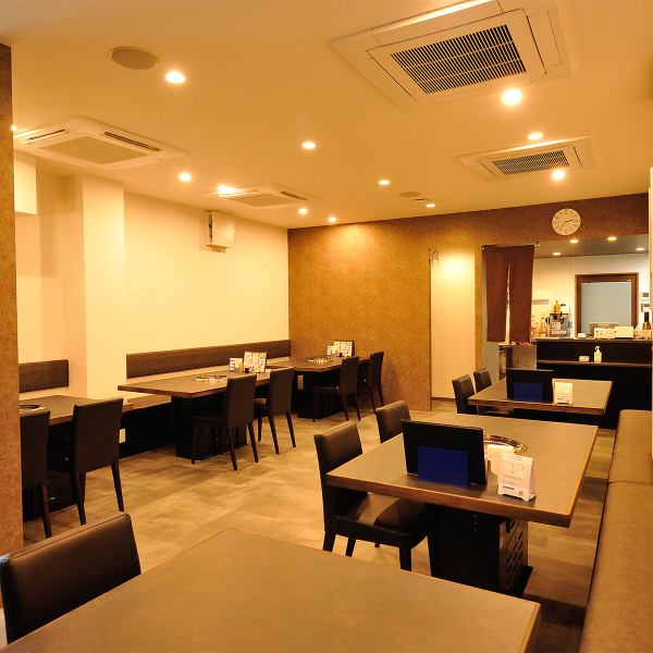 最大24名様まで対応可能な広々とした席配置は、大型宴会に最適です!広々とした空間には明るく温かみのある照明を採用し、開放感と快適さが共存する店内☆お仲間との団欒や記念日のパーティーなど、様々なシーンに柔軟に対応できるレイアウトも魅力です◎楽しさを分かち合える特別な時間をお過ごしください♪