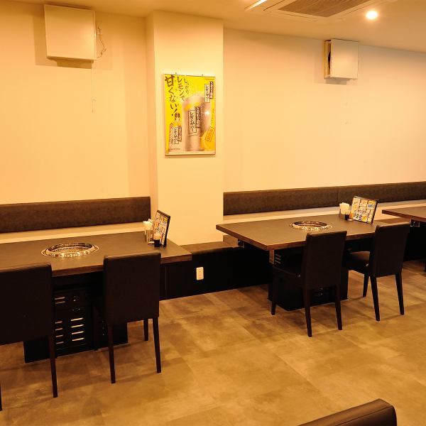 少人数での利用にぴったりのテーブル席もご用意!家族や友人との食事や気軽な利用に最適で、ゆったりとしたスペースでリラックスしたひとときを楽しめます◎清潔感と落ち着いた雰囲気を大切にしながら、お客様一人ひとりが心地良く過ごせるよう工夫を凝らした空間デザインになっています♪