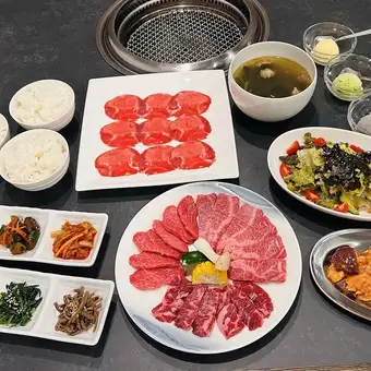 소금 탕이나 갈비 등 인기 메뉴를 부담없이! 밥 코스 4220 엔