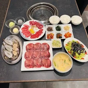 와규상 갈비나 와규상 로스, 해물구이 등 원 랭크상의 질을 만끽! 추천 코스 5250엔(부가세 포함)