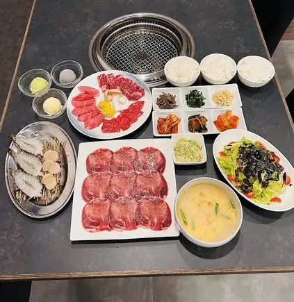 和牛上カルビや和牛上ロース、海鮮焼などワンランク上の質を堪能！おすすめコース 5250円(税込)