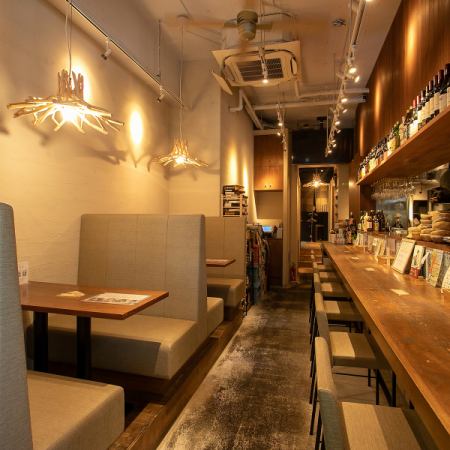 The interior of the store is a sophisticated and stylish space.There are counter seats and table seats.You can enjoy talking with the staff even if you are alone!