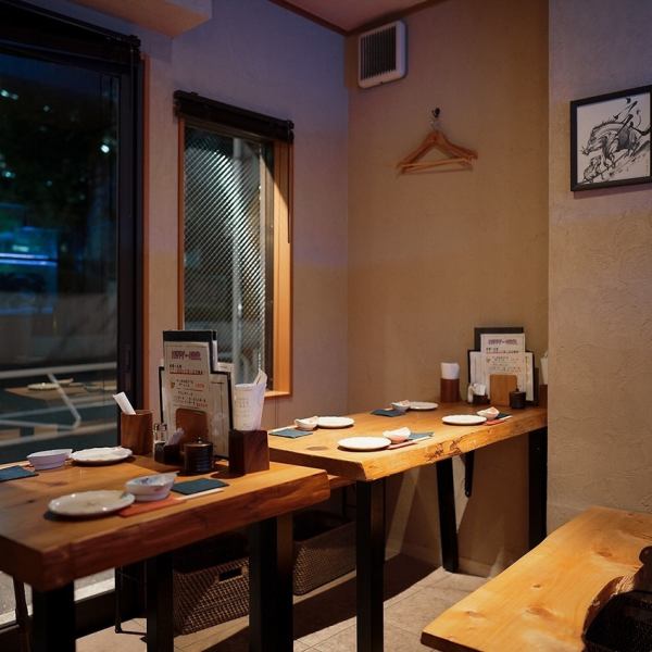使い勝手の良いテーブル席のほか、店内奥には小上がりになった畳のお座敷席もございます。カジュアルなデートや女子会、各種ご宴会にもぜひご利用くださいませ。