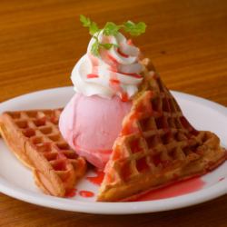 Crispy waffle with ice cream (chocolate/strawberry)