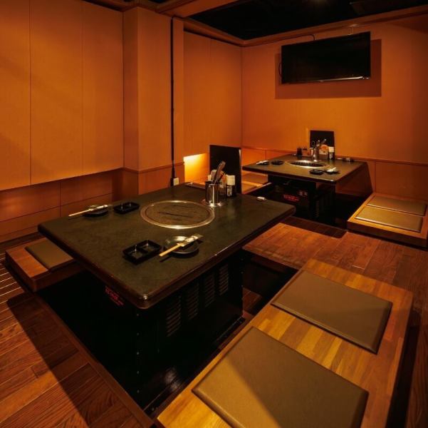赤い席が特徴的な和洋テイストのオシャレで落ち着いた店内でゆっくりとおくつろぎください。モダンな照明がテーブルを照らします。ついつい長居してしまいたくなるような高級感のある空間で、当店自慢の焼肉をお楽しみください。