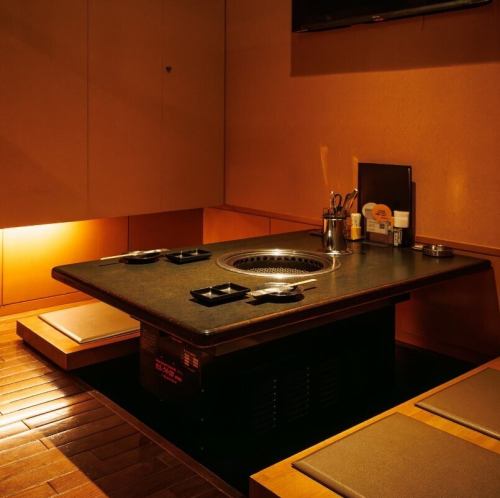 赤を基調とした席が特徴的な高級感のある店内◎