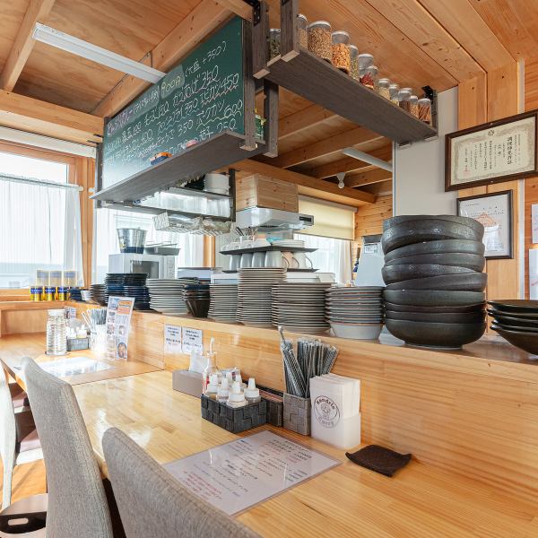 ご家族の皆様にとって、快適な食事ができるよう、居心地の良い空間をご提供します！お子様用の椅子や食器もご用意しておりますので、準備の手間なくお食事が楽しめます！ご家族との大切な時間をゆっくりとお過ごしください！