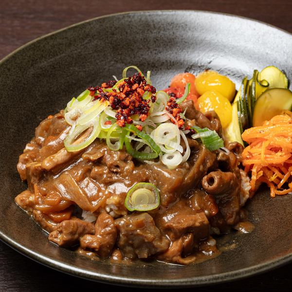 【やみつきになる美味しさ！濃厚なもつの旨みとスパイシーカレー！】もつ煮込みカレー