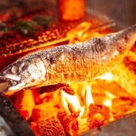 自由に粋な「ごはん処」大地と海の美味しい食材を囲炉裏において、炭火で焼く調理法