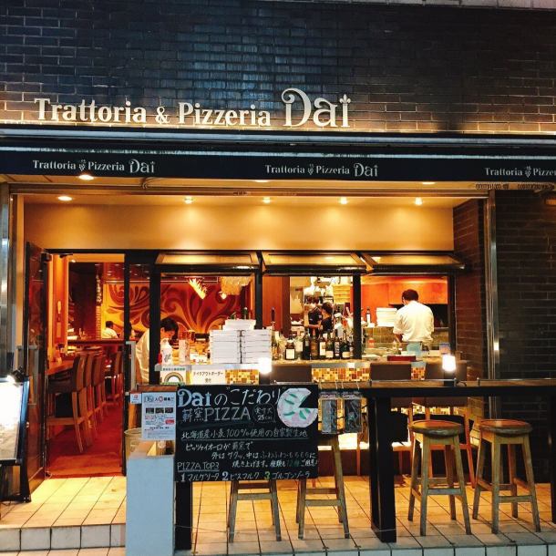 49席 （カウンター１３席、テーブル３６席。他、スタンディングスペース有） 店内フロア貸切20名様～お店まるごと最大50名様まで対応可能。お気軽にご相談ください。