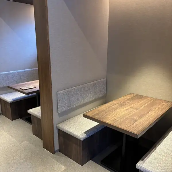 テーブル席もございます。お子様とご一緒に、グループでもお食事を楽しんでいただけます。