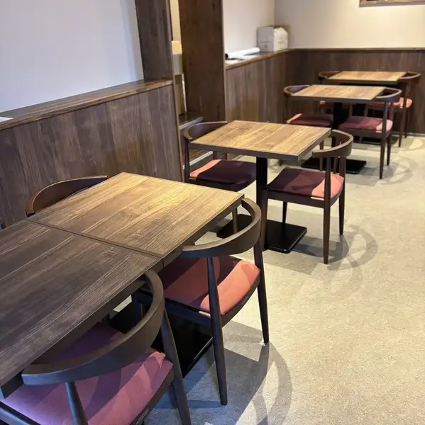 2席用のテーブルは連結可能になっております。どんなプライベートシーンにもピッタリ。ゆったりとお食事を楽しんでいただけます。