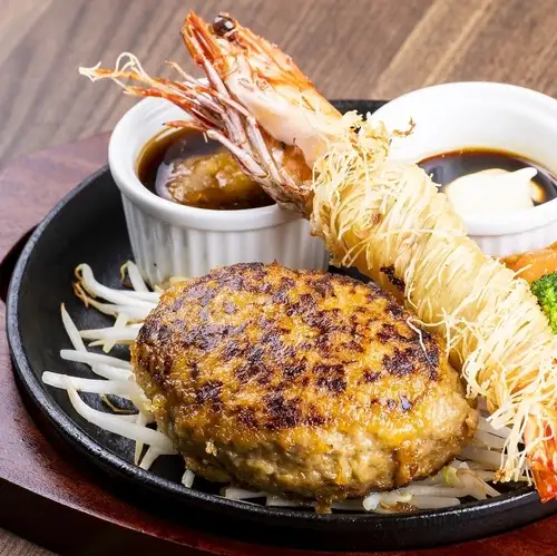贅沢気分が一度に味わえる、夢のコンビプレート。