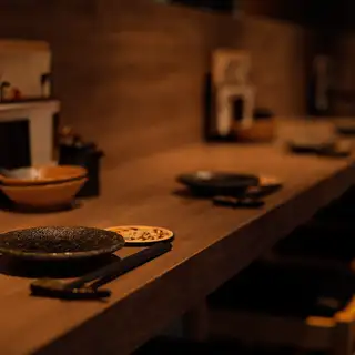 デート・女子会・飲み会・各種宴会まで幅広く対応。ゆったり過ごせるお席を多数ご用意しております。2名様から最大50名様までの貸切もお気軽にご相談ください。
