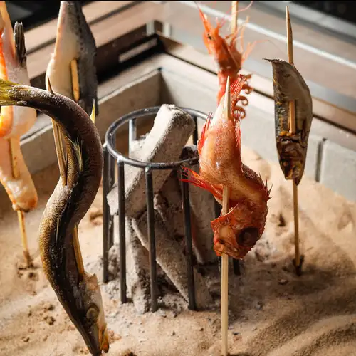 こだわりの鮮魚を使用した原始焼き