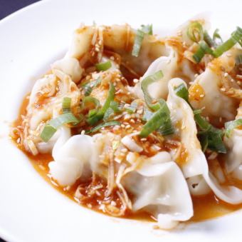 Boiled dumplings with spicy garlic sauce