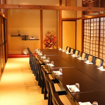 [Banquet course specialty "Bettei Sugororo"] Private room with floor space for 20 to 60 people! Seats are table chairs so you can enjoy your meal slowly ♪ Microphones are available on request .Please feel free to contact us.