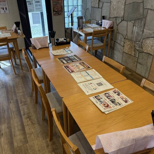 【テーブル席のご用意】木の温もり感じる清潔感のある店内は、女性の方でもゆっくりと食事を楽しんでいただけます。また、豚足を専門メニューで提供するお店は少ないため、遠方からでも多くお客様にご来店いただいております。