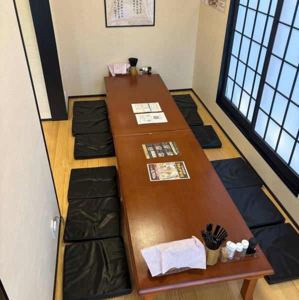 【座敷席のご用意】お子様連れも安心の座敷席をご用意しております。お一人からご家族でのご利用、お仕事のお昼休憩でも利用しやすい席構成となっております。ぜひ、ご家族や友人と一緒にお越しください。スタッフ一同、心よりお待ちしております。
