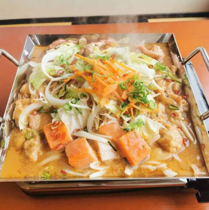 鮭とホルモンとせせりの、鉄板ピリ辛スタミナ味噌鍋（2人前）