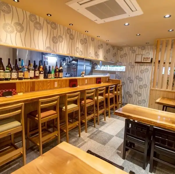 最大29名様まで収容可能な店内は、個室やテーブル席を組み合わせて人数に応じたレイアウトに対応。落ち着いた雰囲気で、会社の集まりや友人との飲み会など幅広いシーンに最適。周囲を気にせず、ゆったり過ごせます。宴会にも対応できる広さを確保し、使い勝手の良さが魅力。落ち着いた空間で会話も弾みます。